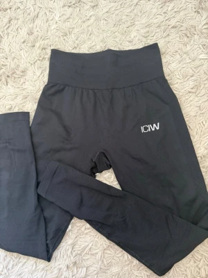 Svarta seamless leggings från ICANIWILL - Svarta seamless leggings från ICANIWILL med hög midja. Stretchigt material som sitter tight och bekvämt. Nästan aldrig använda och perfekta till träning💗