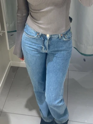 Blå straight jeans Waist 26 Length 32 - Säljer ett par klassiska blå straight jeans. Jeansen har en rak passform och är tillverkade i slitstarkt denim. Perfekta för dig som gillar tidlös stil och vill ha ett par jeans som sitter snyggt och bekvämt. Originalpris är 500kr