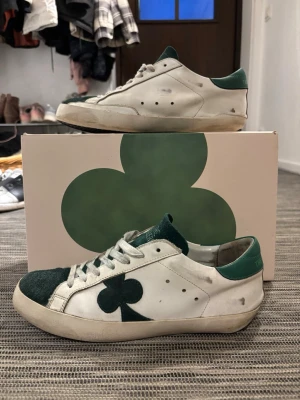 Vita och gröna sneakers The Gallerist - Säljer ett par snygga skor från the gallerist! Skorna är i bra skick och den enda defekten är bakom skorna där de är lite slitet. Annars mycket fina! Låda tillkommer. Om ni har några frågor så är de bara att höra av er!😊