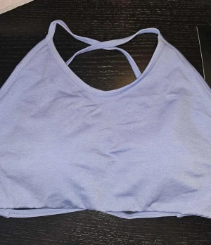 Träningstopp - Prime Seamless Top - En super fin tränings topp från RELODE från deras kollektion Prime Seamless i färgen lilac.  Toppen har ett mjukt och följsamt material med öppen rygg, kupor som går att ta ur.  Ny med lappar kvar. Nypris 499kr 