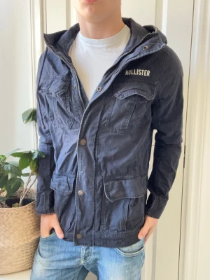 Hollister fieldjacket - Hollister fieldjacket - stor på modellen. Inga defekter! Modellen i bilderna är 180 cm 75 kg och bär Storlek S - rekommenderar för större , Kom med frågor! 🌟 (Kan gå ned i pris vid köp av paket 😉) 