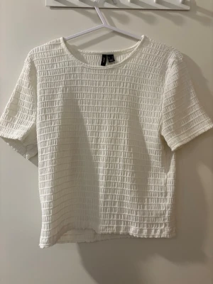 Vi tröja - Vit tröja knappt använd!