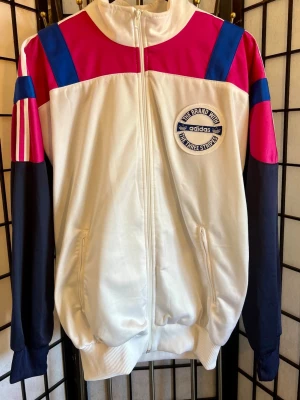 💖 adidas vintage track jacket – Y2K dream 💙✨ - ok this one is actually insane…    rosa/blå/vit = main character fit 😮‍🔥   perfekt oversized till jeans/leggings  • äkta vintage adidas   • trefoil patch   • zip fickor    📏 passar M–L   pit to pit 56 cm   längd 60–66 cm    🧼 mycket bra skick    📦 Skickas snabbt   🔥 Nytt inne varje vecka   💬 Bud & bundle välkomnas    