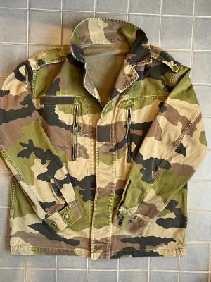 Militärjacka frankrike 1970-tal - Schysst militärjacka i otroligt bra kvalitet som lär hålla livet ur, passar bra med hoodie under.