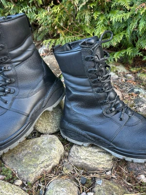 Svarta kängor med dragkedja och snörning - Du kollar på ett par riktigt schysta arbetskängor av kvalitetsmäket Arbesko 50692  i strl 45.   Endast provade på fot vid något enstaka tillfälle så kängorna är givetvis mycket bra skick.  Nypris ca 3000:-   Kommer från ett rök och djurfritt hem.   Ergonomiskt utformade innesulor av märket footlab medföljer med extra bra dämpning och stöd. 