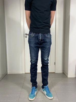 Replay Anbass Jeans  - Säljer nu dessa Replay Anbass Jeans med lite slitningar ifrån användning, W32 o L32, skriv för fler bilder/frågor🙌🏼