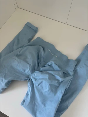 Blå Relode tights  - Använda några timmar men insåg efter att de blev för små. Ingen lapp kvar men som nya, lyckats få ett litet märke som syns på sista bilden därav säljer jag dom lite billigare. Är från aura kollektionen, nypris: 699