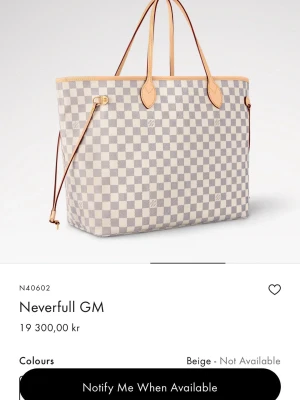 Louis Vuitton Neverfull GM shoppingväska - Har valt att sälja min älskade väska som jag väl tagit hand om. Stilren shoppingväska från Louis Vuitton i modellen Neverfull GM. Väskan har klassiskt Damier Azur-mönster i beige och vitt, med ljusbruna läderhandtag och detaljer. Rymlig och perfekt för dig som vill ha plats för allt. Ikonisk design och exklusiv känsla. Hör av dig av intresse💋