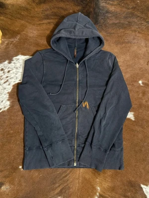 Vintage nudie hoodie - Tjena! Säljer denna vintage nudie hoodien ifrån 2000talet, hoodien är i fint skick, storlek L, hör av dig vid funderingar!🙌