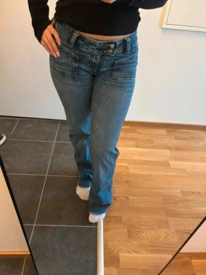 Lågmidjade jeans - Lågmidjade blåa jeans ifrån lager 157, strl xs tall. Midjan e ca 70cm runt hela & innerbenslängden är ca 85. Modellen Paris.  Första bilden är från förra säljaren, resten är mina egna. Köpta på vinted men passade inte mig. Använda enstaka gånger.