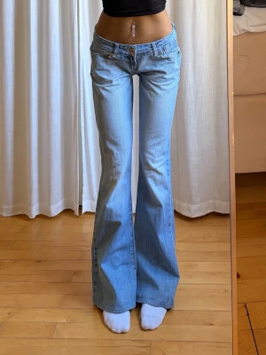 Lågmidjade jeans  - Midjemått:  Innerbenslängd:  Grenhöjd:  Lår:  Jag är 165cm⭐️