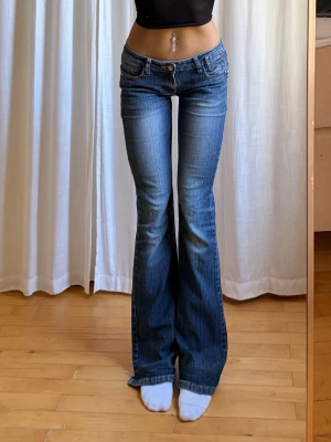 Lågmidjade jeans - Obs slitna i grenen, fickan, hälar! Midjemått: 36 Innerbenslängd: 81 Grenhöjd: 18 Lår: 23 Jag är 165cm⭐️
