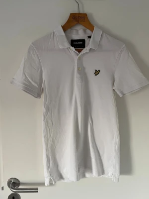 Pike lyle & scott - Piken är i väldigt fint skick(skrynklig pga legat vikt i garderoben ett tag), nypris 399, hör av dig vid övriga frågor;)