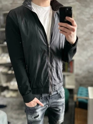 Svart cardigan - Mycket bra skick, inga defekter. Passar dig mellan 180-190 cm lång ungefär. Relaxed passform, nypris ca 1500kr. Modellen är 185 cm 75 kg ungefär. Skriv vid frågor! Pris kan ändras vi snabbt köp!