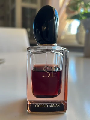 Giorgio Armani Sì Eau de Parfum - Elegant parfym från Giorgio Armani. Lite mer än halva parfymen. Från början 50ml så ungefär 30ml som flaskan innehåller. 