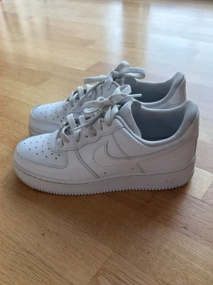 Nike Air Force 1 - Säljer dessa klassiska Nike air force one i storleken 39. De är i ett väldigt bra skick och är endast använda ett fåtal gånger. Tveka inte på att kontakta mig vid minsta fråga eller fundering💬