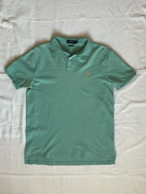 Grön pikétröja Polo Ralph Lauren | M - Snygg ljusgrön pikétröja från Polo Ralph Lauren | Skick: Bra, har en mindre blekning i armhålorna, men inget som syns vid användning. | Strl: M | Nypris: 1299kr | Hör av dig vid funderingar⁉️ 
