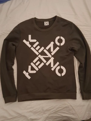 Kenzo sweatshirt - Kenzo sweatshirt i storlek L men passar även M, använd fåtal gånger, äkta, kan gå ner i pris vid snabb affär