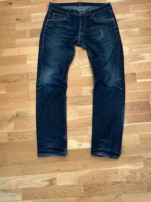 Lee jeans - Sjukt feta lee jeans men snygg fade. W33 L 32. Bara skriv om ni undrar nått😀 