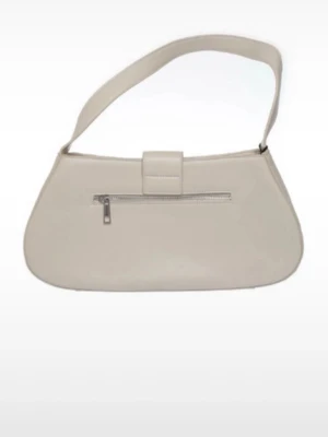 Vit axelremsväska med silverdetalj NA-KD - Stilren vit handväska i slätt material med bred axelrem och en stor silverfärgad spännesdetalj framtill. Väskan har en praktisk ytterficka med dragkedja och en mjukt rundad form som ger en modern look.