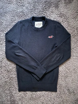 Hollister  - Snygg Hollister tröja i färgen marinblå! 🔵 Storlek L men passar M!⭐️