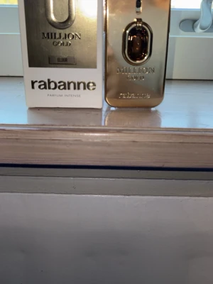 Rabanne Million Gold Elixir Parfym - Rabanne Million Gold Elixir Parfym Intense i en lyxig guldfärgad flaska med elegant design. Flaskan har en metallisk finish och kommer med originalkartong. Doften är intensiv och exklusiv, perfekt för dig som gillar att sticka ut. 45 kvar av 50 ml 