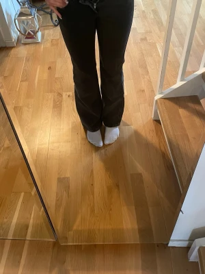 Svarta bootcut jeans - Säljer ett par svarta bootcut jeans med låg midja. Jeansen har en snygg passform som sitter tajt upptill och släpper ut vid benen. Perfekta till en avslappnad och trendig look.
