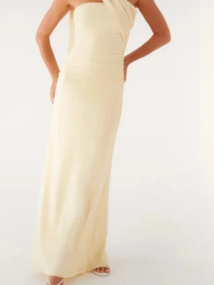 Ljusgul klänning, Peppermayo  - Elegant ljusgul långklänning med snygg scarfdetalj  och mjukt fallande tyg. Klänningen är helt oanvänd då den tyvärr var för liten för mig.