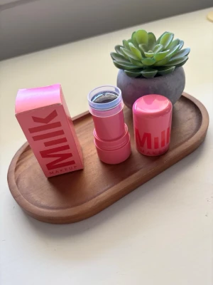 Milk makeup jelly blush - Säljer den populära milk makeup jelly blushen i färgen burst💗 ej använd utöver swatchen på min hand som syns i andra bilden! Fungerar även till läpparna❣️Nypris 379kr