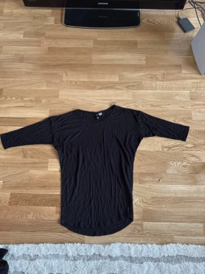 Topp H&M stl 38 - Enkel svart topp med halvt långa armar. Tunt och mjukt material som känns skönt mot huden. Storlek 38