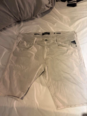  shorts från Replay Hyperflex - Säljer ett par snygga gråa shorts från Replay Hyperflex, modell Anbass Short. Klassisk femficksdesign med knappgylf och bälteshällor. Perfekta för dig som vill ha en stilren och bekväm look.