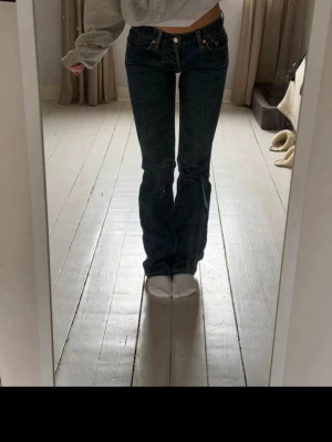 Levi's 599 bootcut jeans mörkblå - Säljer ett par klassiska Levi's 599 jeans i mörkblå tvätt med bootcut-modell. Superfina men som tyvärr är för små för mig💗