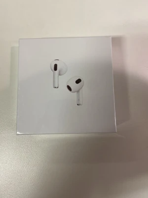 Apple AirPods 3:e generationen - Säljer ett par vita Apple AirPods (3:e generationen) med stilren design och rundade former. Trådlösa hörlurar i plast som ger grym ljudupplevelse och smidig anslutning till iPhone, iPad och Mac. Perfekta för musik, samtal och poddar.