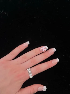 Silvrig MOM ring  - Helt ny.  Frakt 29kr. tryck på köp nu!! 🪽✨ one size 