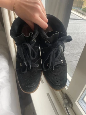 Isabel Marant Bobby kilklack - Säljer mina fina Isabel Marant Bobby wedge sneakers, då de tyvärr var för störa för mig. Köptes second hand och fick då inte med låda eller dustbag, men de är 100% äkta!!💕 Köps helst för 2600kr eftersom att jag köpte de för 3000kr själv och har bara använts ett fåtal gånger av mig💕