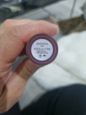 Rare Beauty Soft Pinch Dewy Liquid Blush - Rare Beauty Soft Pinch Dewy Liquid Blush i nyansen Grateful. Flytande rouge i en djup röd färg med dewy finish. Kommer i en smidig tub med applikator och silverfärgat lock. Förpackningen är elegant och modern, perfekt för att skapa en fräsch look.