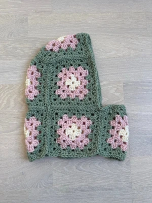 Virkad balaklava  - Unik balakalava virkad i grönt, rosa och creme ullgarn. 