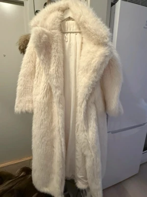 Viral pälskappa H&M - Virala pälskappan ifrån H&M aldrig använd, blev slutsåld direkt nypris 1200kr