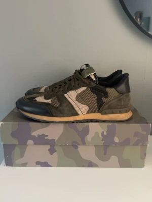 Rockrunners Valentino garavani - Tjena! Säljer ett par Valentino rockrunners använda ett rätt bra par gånger men har tagits om väl bra. Priset kan diskuteras!