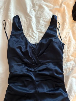 Marinblå omlott topp med smala band - (Utförsäljning av alla mina kläder, så priset jag lägger ut för gäller, och inget lägre)