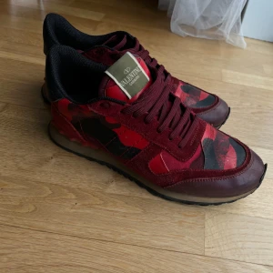 Röda Valentino RockRunners - Valentino rockrunner storlek 42, säljes då de var för stora. Med dessa rockrunners kommer du verkligen sticka ut i vängruppen✨skick är inte så bra, hål i tån och defekt i hälen. Det är bara att fråga om fler bilder etc.👍 