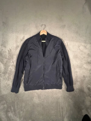 Mörkblå Cardigan från John Henric - John Henric Cardigan/bomberjacka||Storlek S/XS||Mörkblå|| På vänsterfickan saknas själva saken att dra med på dragkedjan - be om bild 🙏Hör av er vid frågor! 