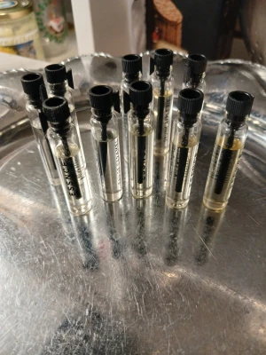 ESSNCE testers 10 st 💕💫 - Eau de caramel, Drunk applepie, Vanilla baby, Sweet Cara, I am vanilla, Absolu vanilla, Chocolat chaud, High on chai, Carasmellow, Vanilla sass😍 Gourmandparfymer