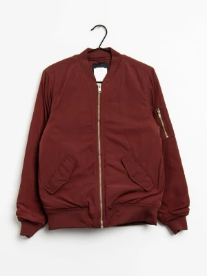 Vinröd bomberjacka med dragkedja - Snygg vinröd bomberjacka 🔥 Bra skick. Första bilden är lånad, inte säker på om det är exakt samma, så utgå från de andra bilderna 😍