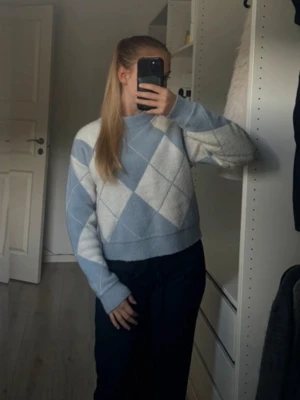 Stickad tröja från Gina  - Använd några gånger, fått några skavanker som syns på bild, lite nopprig och en liten maska.