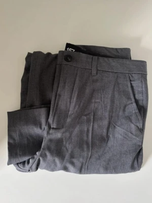 Grå kostymbyxa herr  - Endast testad, aldrig använd 