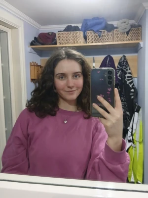 Rosa crewneck - Rosa Pendlar mellan Alingsås - Skövde vardagligen. Med jämna mellanrum är jag även i Uppsala. Säg gärna till om ni vill mötas och slippa betala frakten och den extra kostnaden plick lägger till på priset. Ni swishar  isåfall :) 