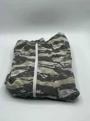 Woolrich windbreaker - Säljer nu denna extremt fina windbreaker från woolrich. Nypris 3500kr - jackan är i extremt fint skick. Vårt pris 1049kr - snabba och enkla affärer prioriteras!