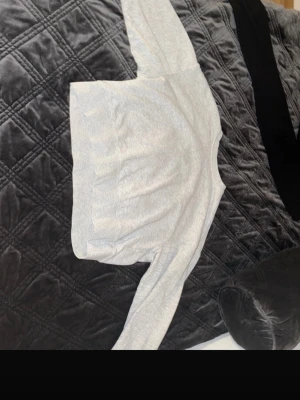 Ljusgrå t-shirt från SOC - En basic ljusgrå t-shirt från SOC i mjukt bomullsmaterial. Klassisk rund halsringning och korta ärmar. Perfekt till träning eller chill dagar. Enkel och stilren design som funkar till det mesta.