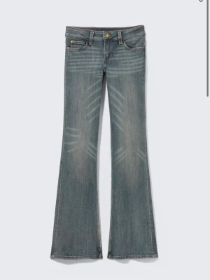 Blå bootcut jeans  - Säljer ett par blå bootcut jeans med snygga slitningar och ljusa tvättade detaljer framtill. Klassisk femficksmodell med knapp och dragkedja. Perfekta för dig som gillar retrovibbar och vill ha ett par jeans med lite vidare ben. Kan lösa fler bilder för de som vill 💞 strl 25/32